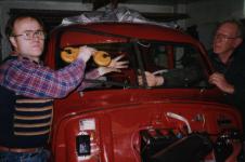 B�rje och Harry s�tter framrutan p� plats